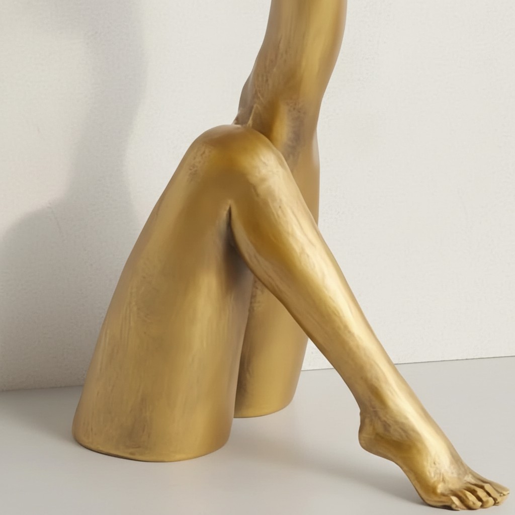 Detailní detail zlatého pryskyřičného svícnu Kickra