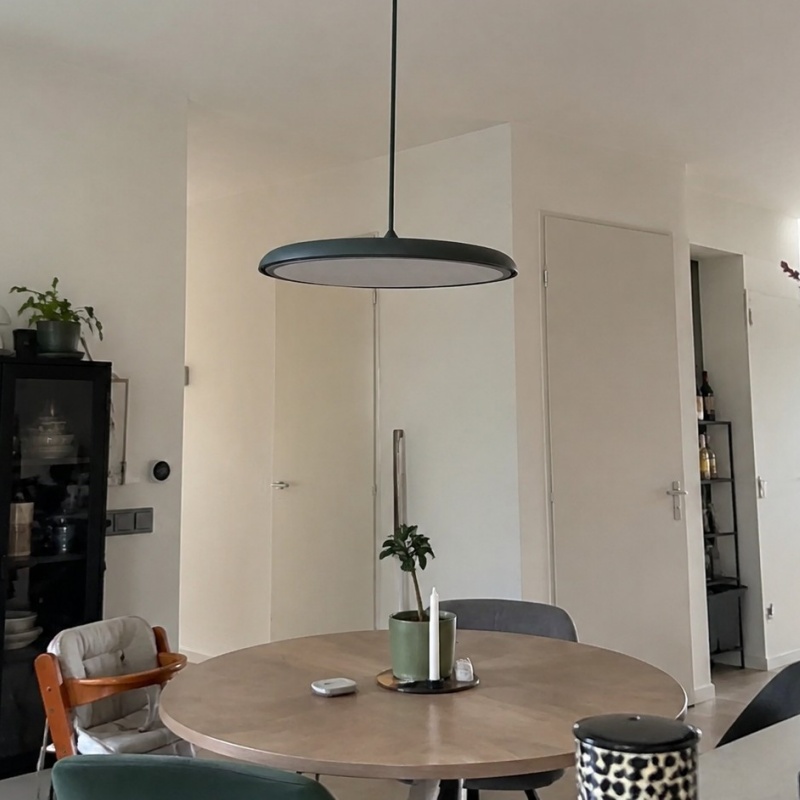 Customer table with black Macaron pendant